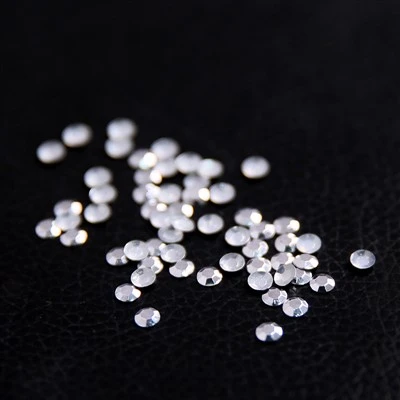 Diamantes de imitación de cristal con parte trasera plana.